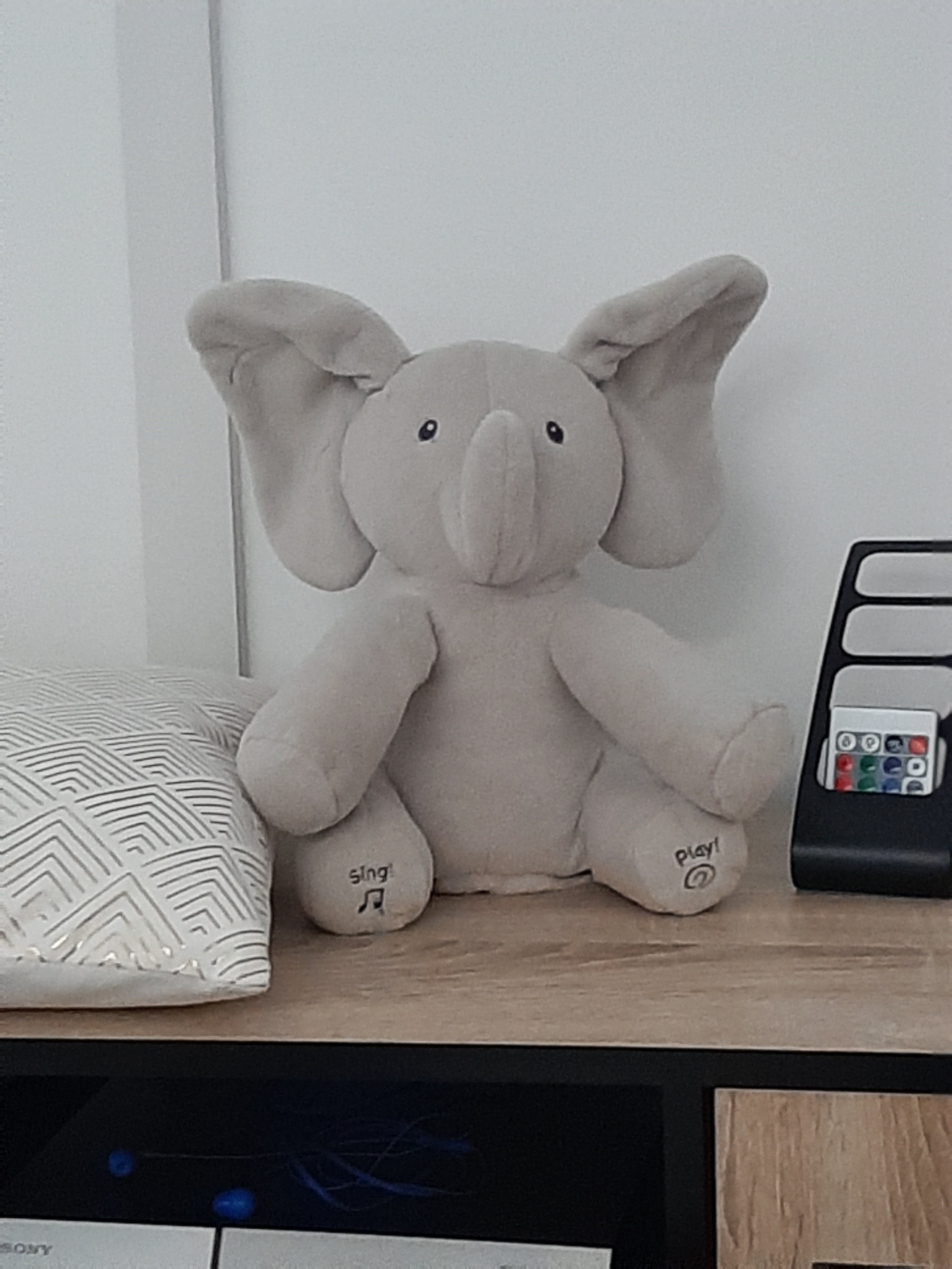 FLAPPY LÉLÉPHANT – GUND – Peluche Interactive pour Bébé – Bouge, Parle et  Chante en Français pour lÉveil de Votre Enfant –